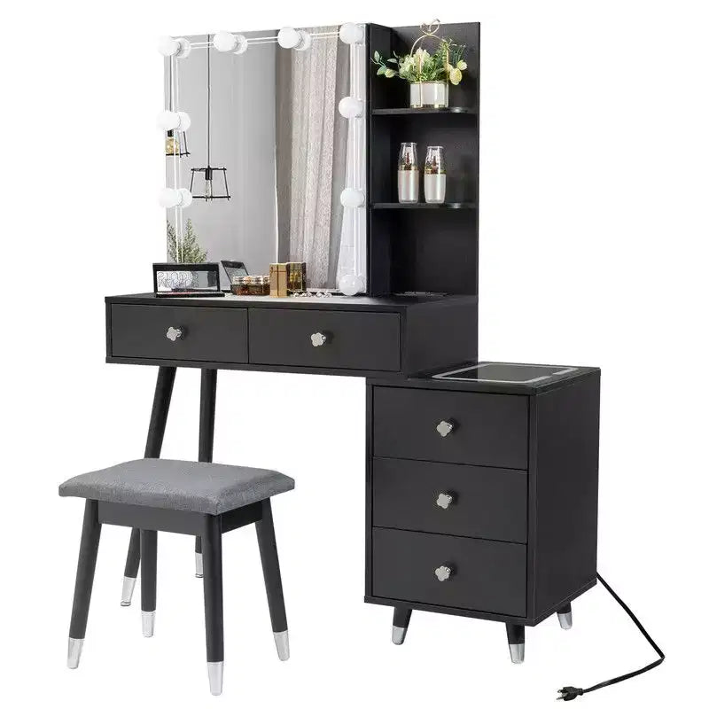 Tavolo da trucco in truciolato rivestito in lino bianco con gambe in legno massello e rifiniture in ottone, pannello LED a tre tonalità