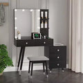 Tavolo da trucco in truciolato rivestito in lino bianco con gambe in legno massello e rifiniture in ottone, pannello LED a tre tonalità