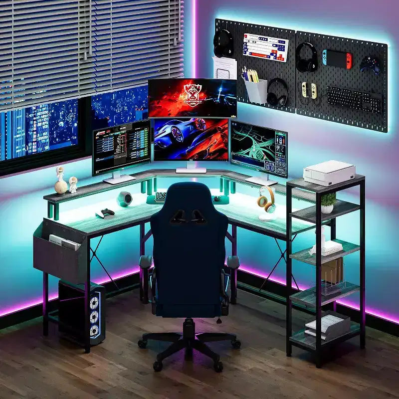 62 Zoll L-förmiger Eckschreibtisch mit Steckdosen, LED-Leuchten, Monitorständer & Ablageregale
