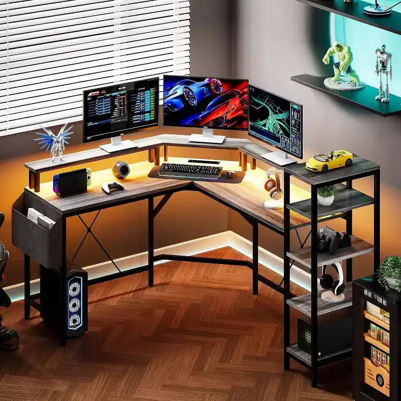 62 Zoll L-förmiger Eckschreibtisch mit Steckdosen, LED-Leuchten, Monitorständer & Ablageregale