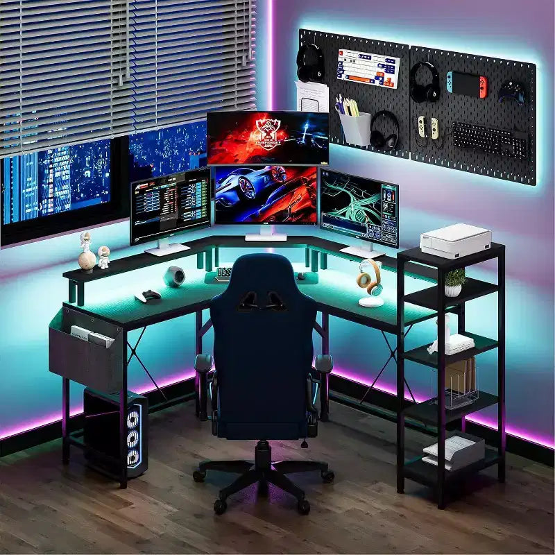 62 Zoll L-förmiger Eckschreibtisch mit Steckdosen, LED-Leuchten, Monitorständer & Ablageregale