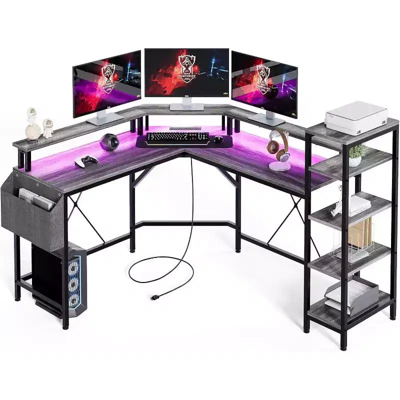 62 Zoll L-förmiger Eckschreibtisch mit Steckdosen, LED-Leuchten, Monitorständer & Ablageregale