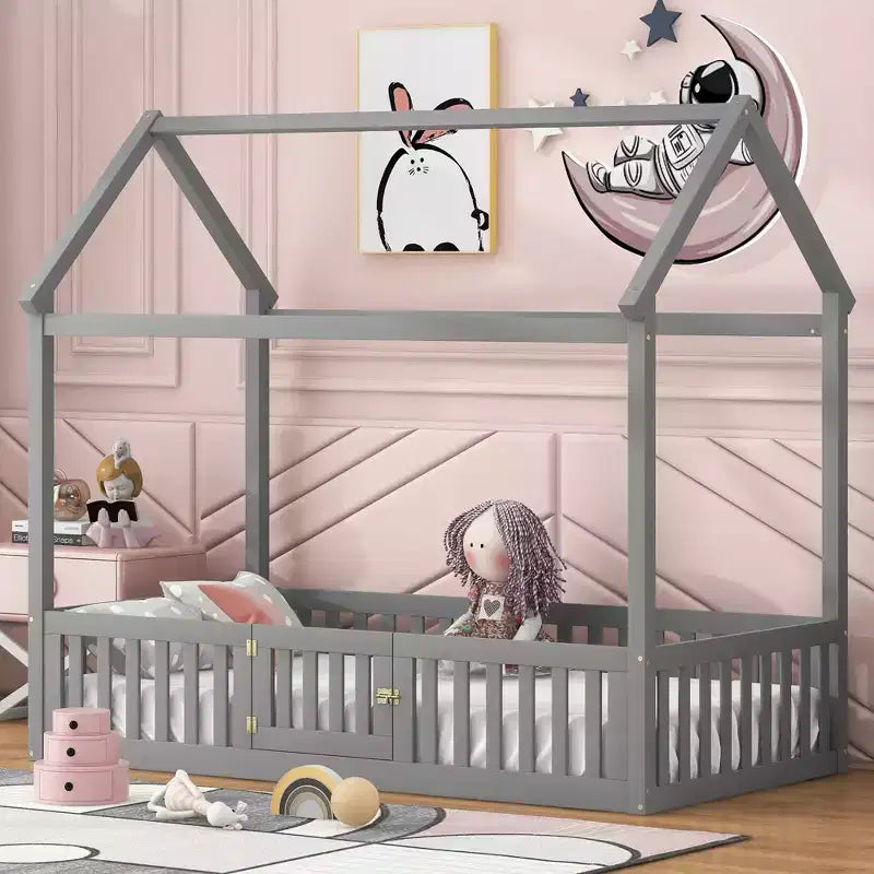 Bodenhausbett für Kinder, Montessori-Holzbett mit Zaun & Tür, komplettes Hausbett mit Dach für Mädchen & Jungen